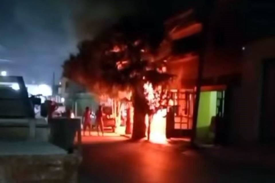 De manera inicial se cree que el fuego se propagó desde una veladora.
