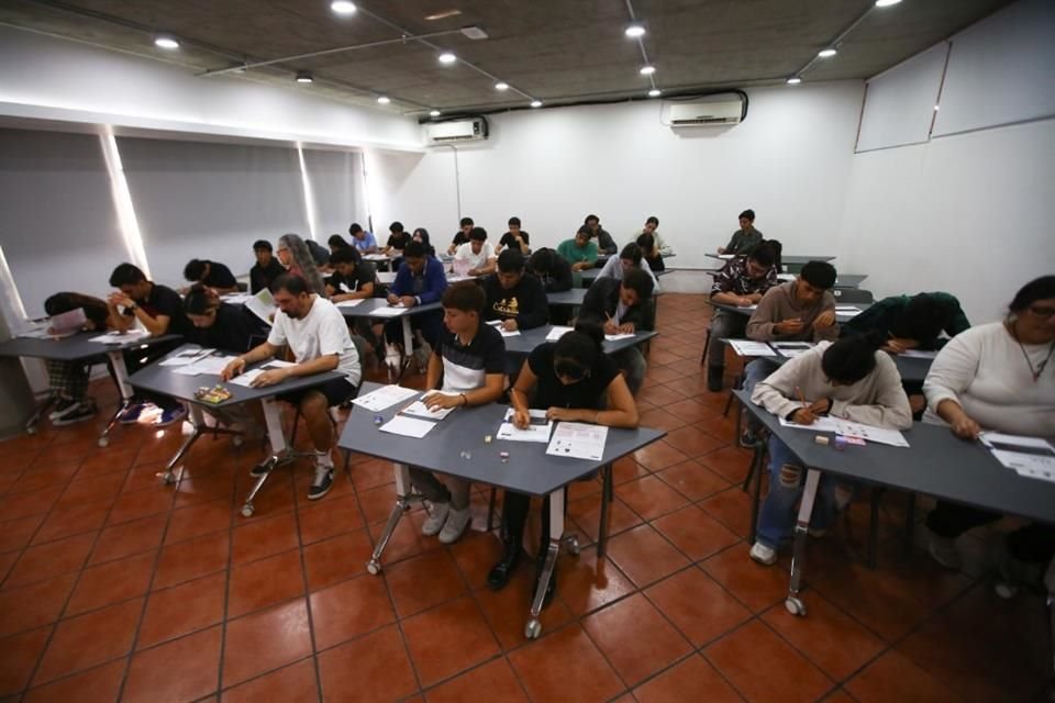 Como es costumbre desde temprana hora miles de jóvenes abarrotaron los planteles.