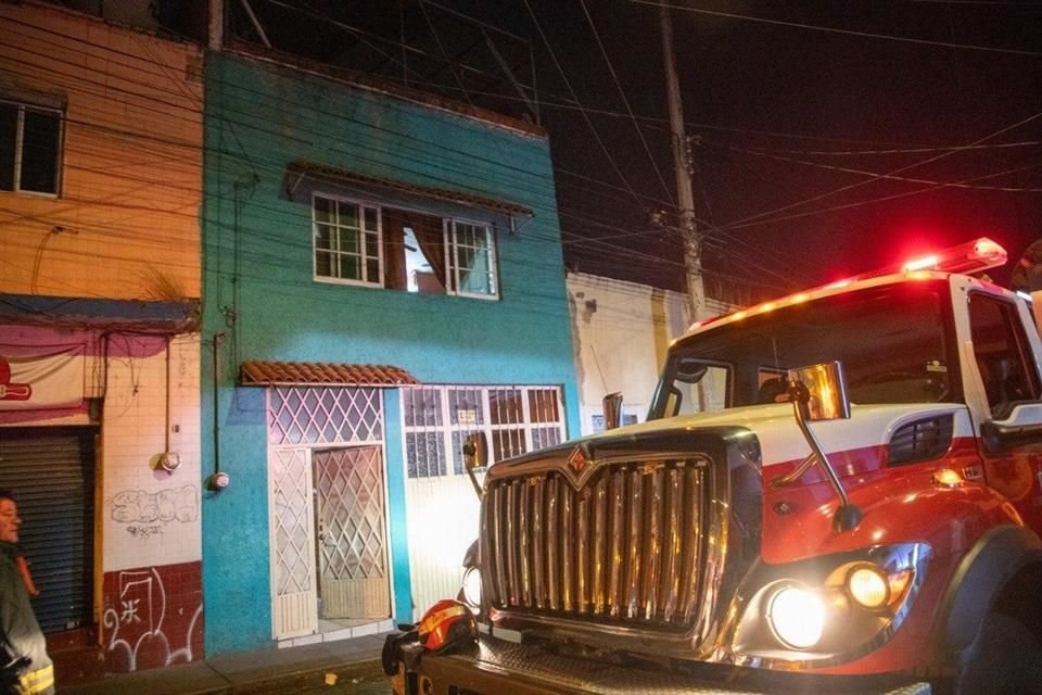 Paramédicos de Cruz Roja y bomberos de Guadalajara ayudaron en la Calle Federación, cerca de la Calzada Independencia.