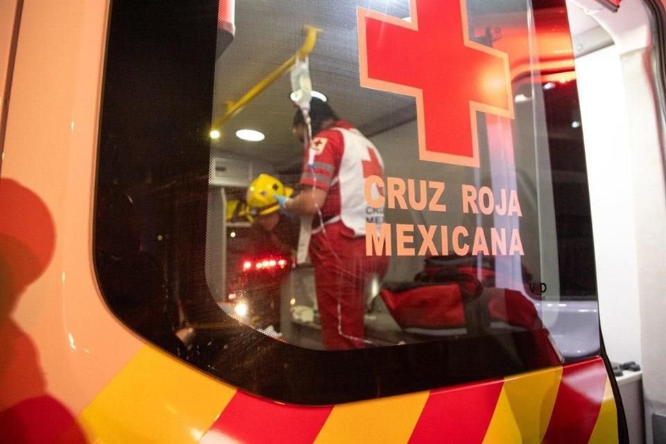 Paramédicos de Cruz Roja y bomberos de Guadalajara ayudaron en la Calle Federación, cerca de la Calzada Independencia.