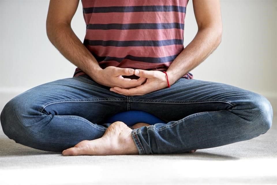 Si durante tus días de descanso prefieres quedarte en casa para reflexionar, hacer algo de oración o meditación, considera adaptar un espacio para que hagas esta actividad con mayor comodidad.