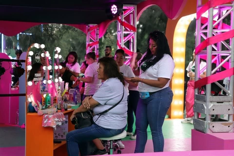El festival contó con espacios dedicados al arreglo de cabello y maquillaje.