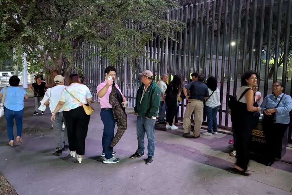 Asistentes al concierto de Roberto Carlos en la Arena Guadalajara, que fue cancelado.