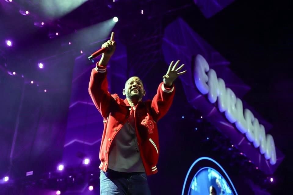 Will Smith hace recorrido por sus proyectos cinematográficos, al interpretar sus éxitos en el escenario del Festival Emblema.