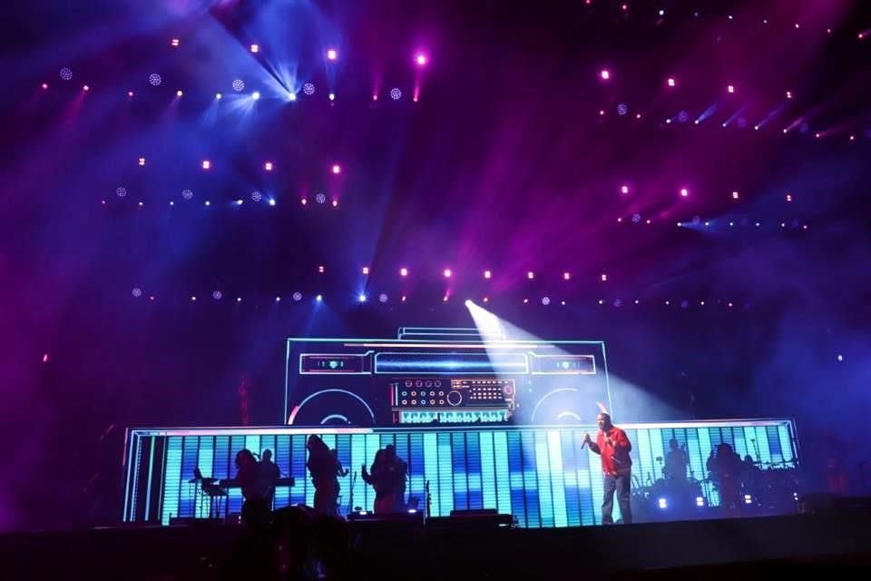 El cantante arrancó su presentación con 'Gettin' Jiggy Wit It'.