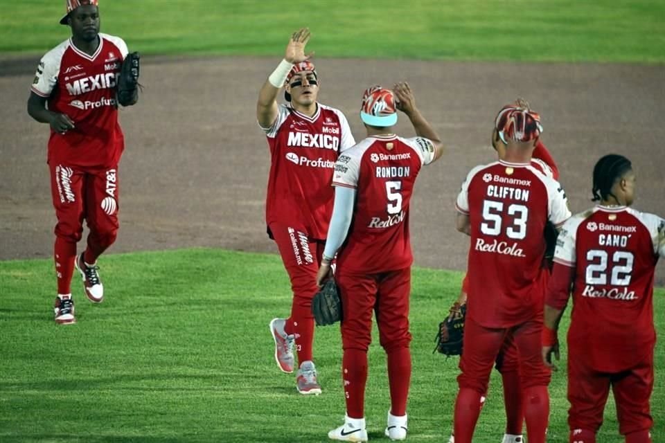 Los Diablos Rojos del México se enfrascaron en otra batalla ofensiva ante León y amarraron la serie con par de cuadrangulares en extrainnings.