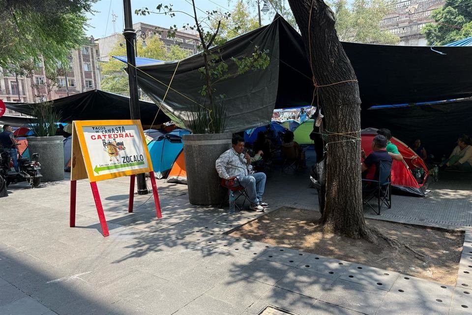 El plantón de la CNTE en el Zócalo de CDMX ha afectado las visitas guiadas en el Turibús y museos, y la venta de comida en los alrededores.