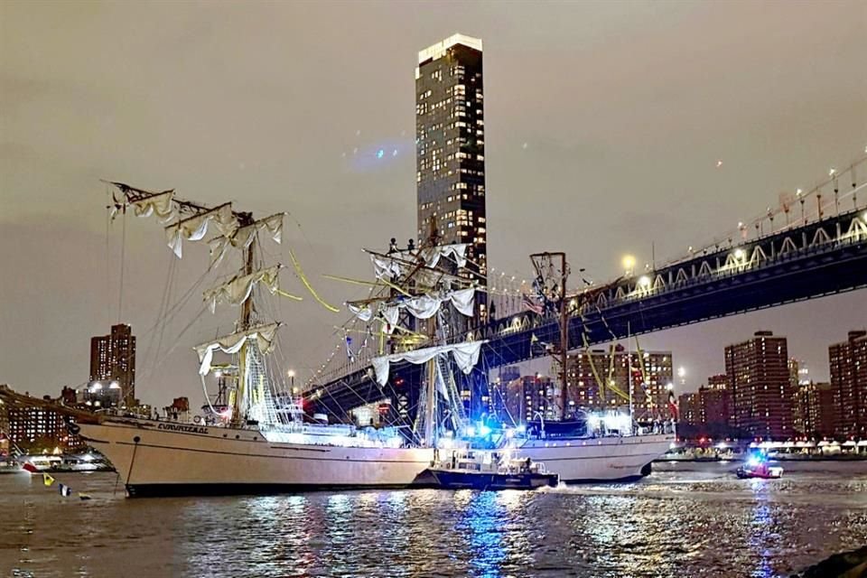 El Buque Escuela 'Cuauhtémoc', de la Marina, tuvo un percance al pasar bajo el Puente de Brooklyn, que provocó dos muertos y 20 heridos.