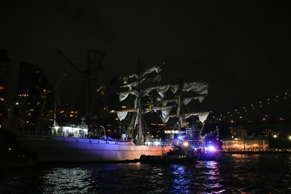 El Impacto del Buque Escuela 'Cuauhtémoc' contra puente en NY fue un accidente y no un error, según hipótesis de historiador marítimo.