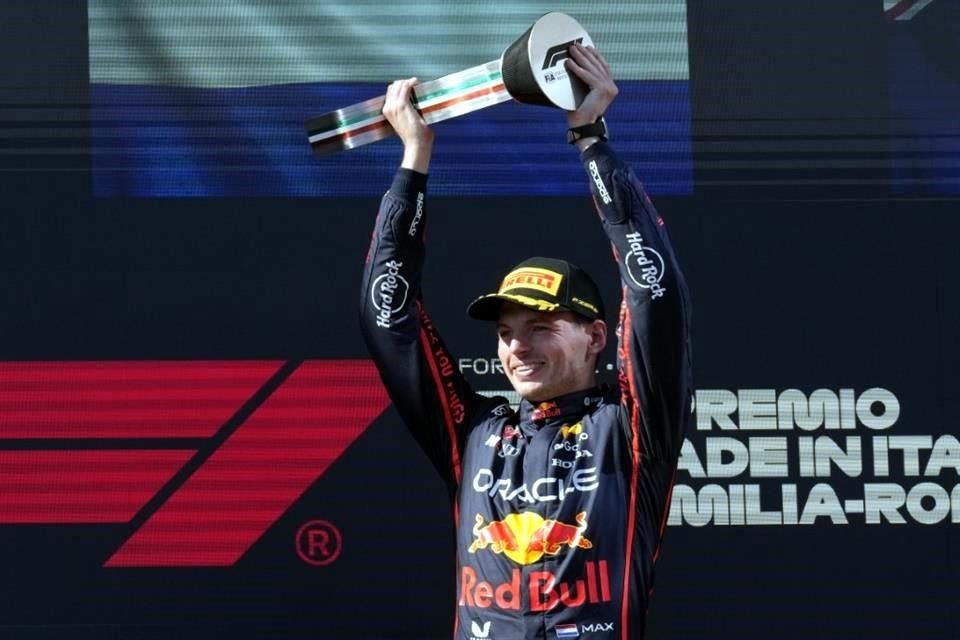 Max Verstappen celebrando en lo más alto del podio.