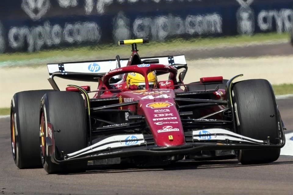 Lewis Hamilton estuvo cerca de Oscar Piastri, pero le faltó tiempo para rebasarlo.