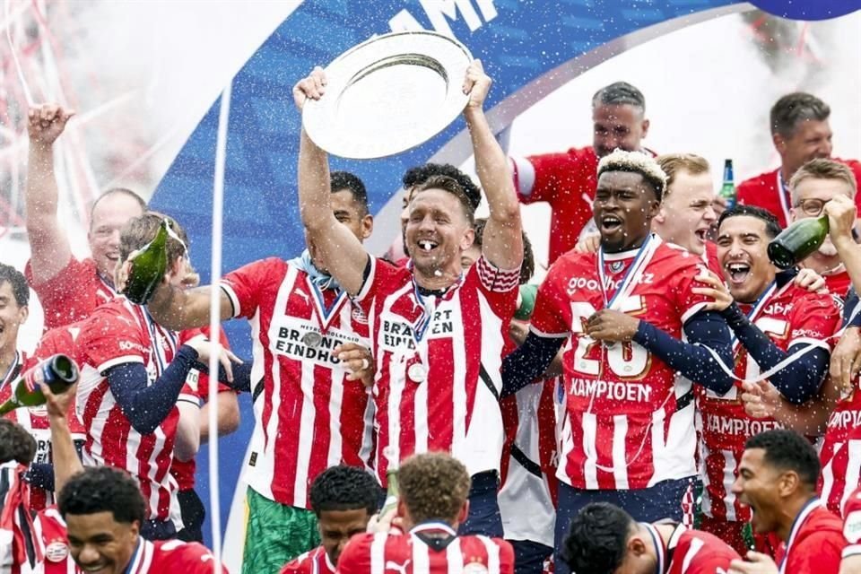 El PSV le ganó la carrera al Ajax por el título en la Liga de Países Bajos.