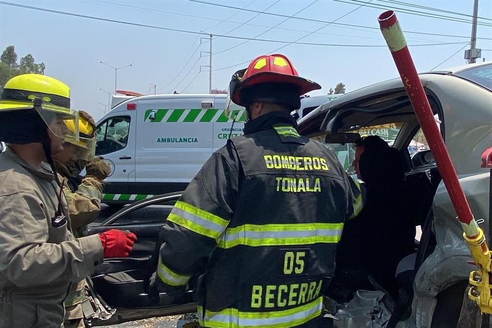 Los rescatistas se encargaron de estabilizar el automotor y procedieron con la eliminación de riesgos eléctricos y el saneamiento de líquidos.