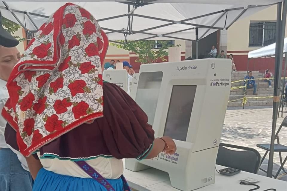 Este domingo 18 de mayo, desde las 10:00 horas, inició el funcionamiento de las 10 urnas electrónicas en tres puntos.