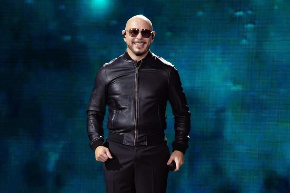 Habla Pitbull sobre la importancia de la educación durante su show de madrugada en el segundo día del festival musical Emblema, en CDMX.