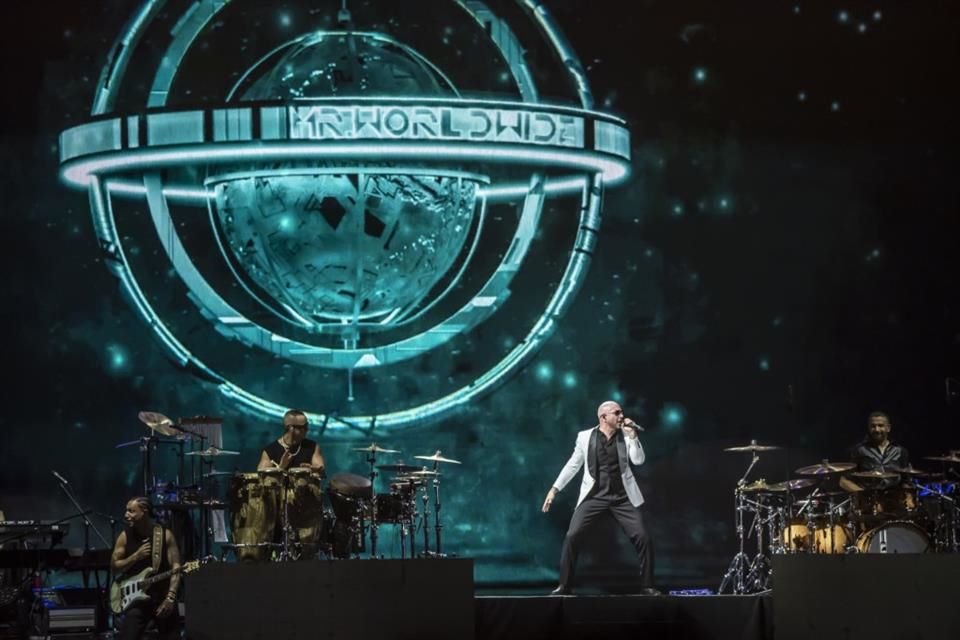 Conocido como 'Mr. Worldwide', al ser una persona que ha vivido en diferentes barrios, el cantante ha aprendido mucho en el camino y le preocupa el futuro de las nuevas generaciones.