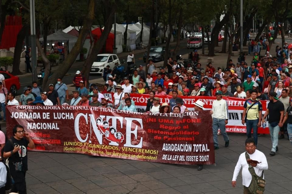 Miembros de la CNTE se sumaron a la marcha pro Palestina en la CDMX y demandaron a la Presidenta Sheinbaum romper relaciones con Israel.