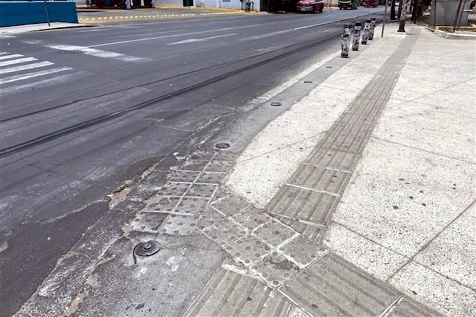 Vecinos de la zona señalan que algunos vehículos han derribado los bolardos, los cuales no han sido repuestos.