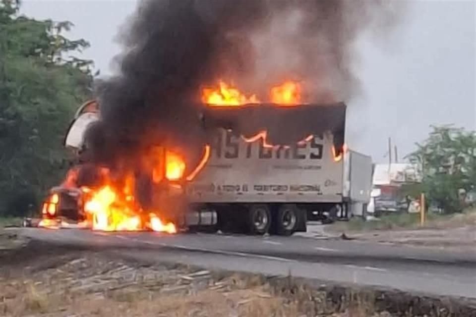 Pobladores de Huimanguillo, Tabasco, quemaron camión en protesta por operativos para dar con responsables de desaparición de mecánicos.
