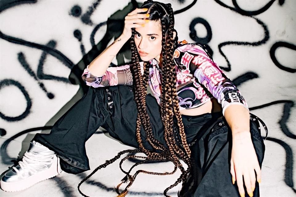 Nicole Horts ha experimentado los dos lados de la música, tanto haber sido firmada por una disquera (Warner Music) como ser independiente y hacer rendir sus recursos.