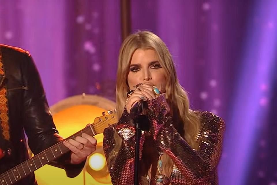La cantante Jessica Simpson regresó a los escenarios televisivos tras 15 años de ausencia al actuar en vivo en la final de 'American Idol'.