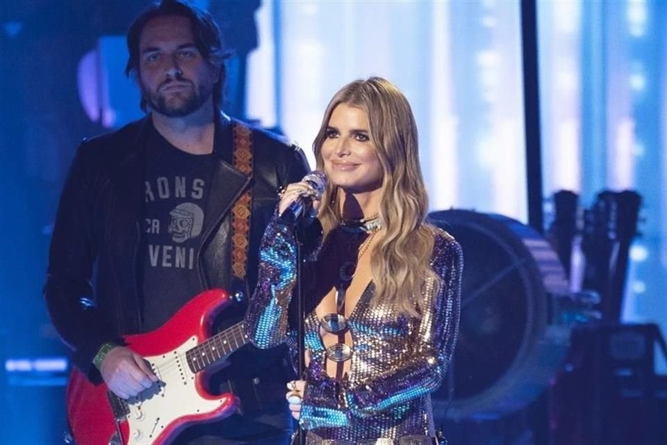 La actuación de Simpson en el programa, además de enloquecer a sus fans en redes sociales, recibió una ovación de pie de los jueces Luke Bryan, Carrie Underwood y Lionel Richie.