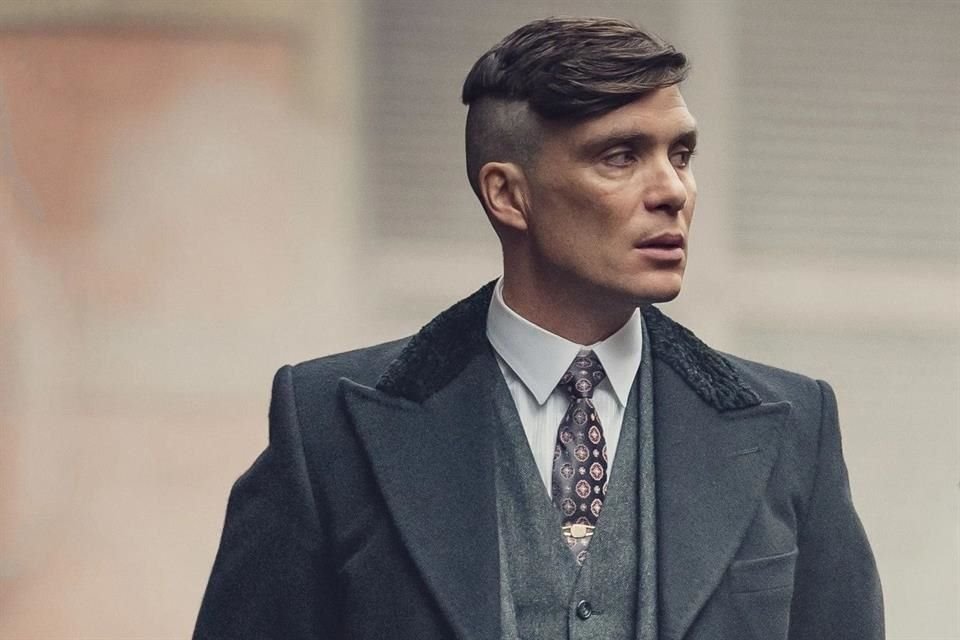 La serie original, protagonizada por Cillian Murphy, como Thomas Shelby, es un drama criminal británico ambientado en la ciudad de Birmingham, en Inglaterra, tras la Primera Guerra Mundial.