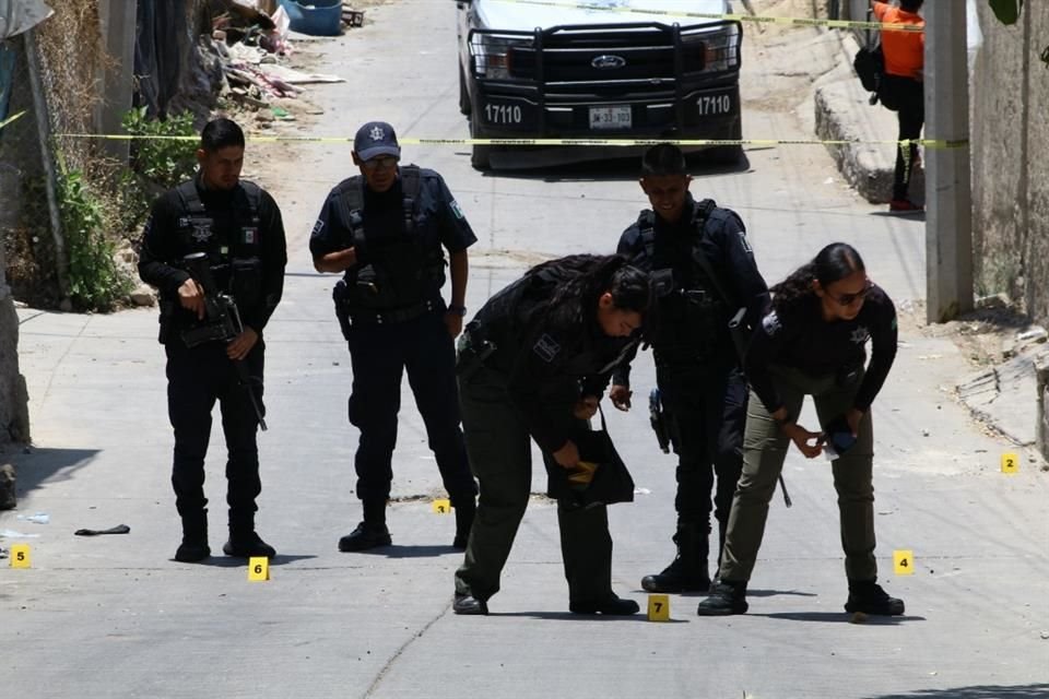 Los policías no pudieron establecer con exactitud la cantidad de veces que le dispararon, pero pudieron encontrar nueve indicios de bala en el lugar.