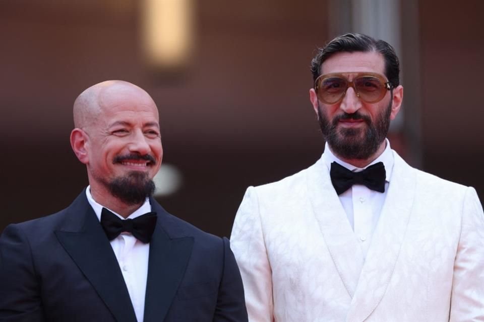 El director Tarik Saleh (izq.) presentó en Cannes su cinta 'Eagles of the Republic', que retrata en parte al actual presidente egipcio, Abdel Fatah al Sisi.