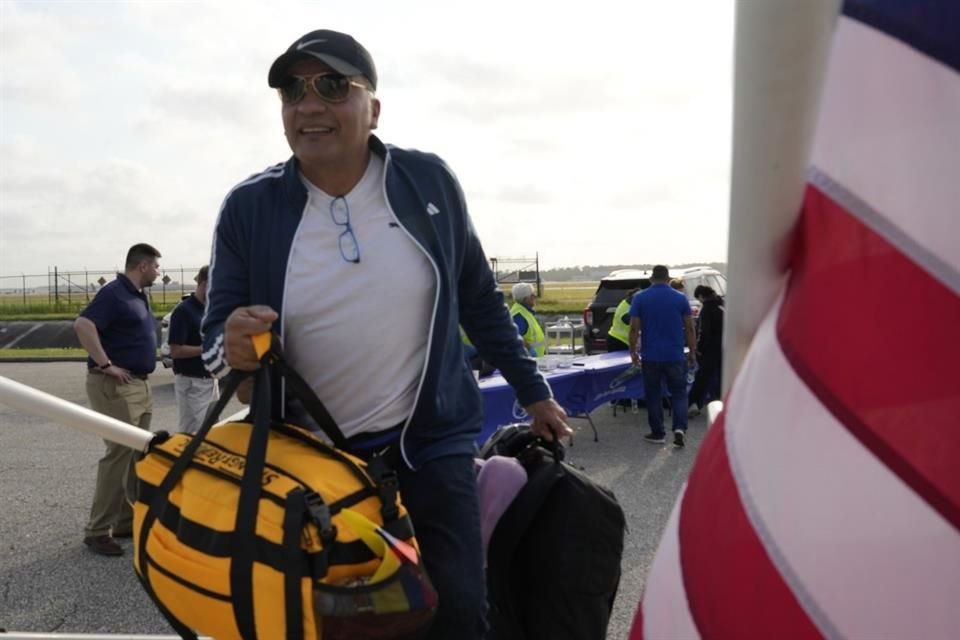 El primer vuelo con migrantes 'auto deportados' partió de Texas a Honduras y Colombia, con 64 personas a bordo, informaron autoridades.