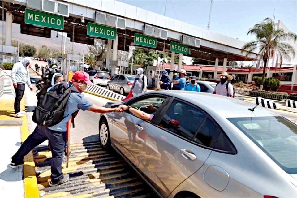 En lugar de estar en aulas, maestros del CNTE tomaron ayer casetas en accesos carreteros de CDMX y en entidades donde tienen presencia.