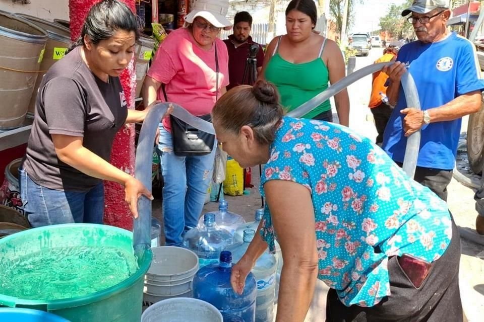 El Gobierno de Tlaquepaque, apoyado por la Guardia Nacional y la Sedena, ha tenido que llevar agua en pipas a los afectados.