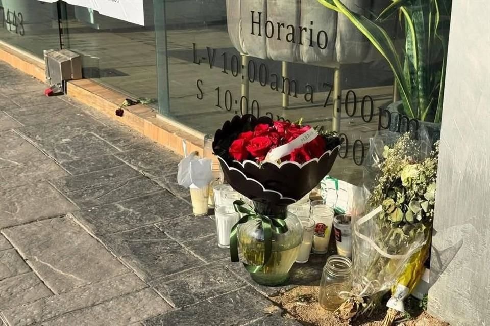 La tarde de este lunes fue hallado un ramo de rosas con la palabra 'perdón', afuera del negocio donde fue asesinada Valeria Márquez.