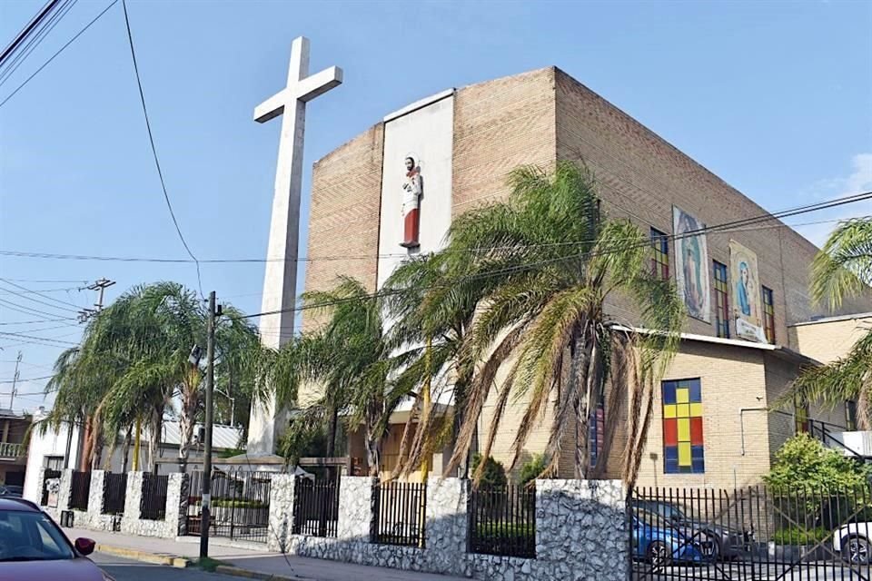 La Parroquia de San Pedro Apóstol está ubicada en la Colonia Terminal.
