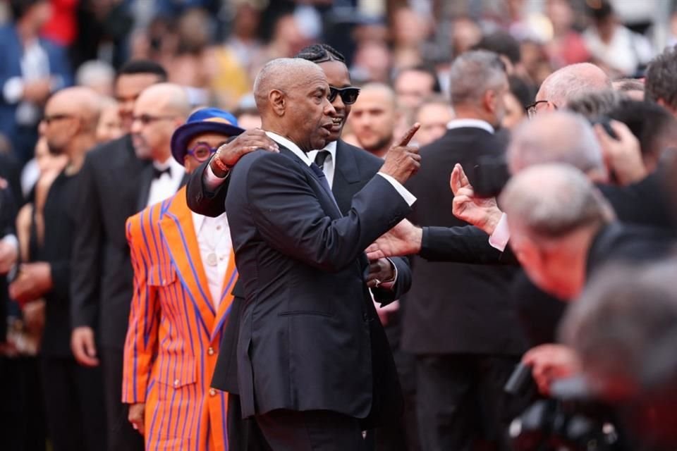 Denzel Washington se enfrentó a un fotógrafo que lo agarró en la alfombra roja de 'Highest 2 Lowest' en el Festival de Cine de Cannes.