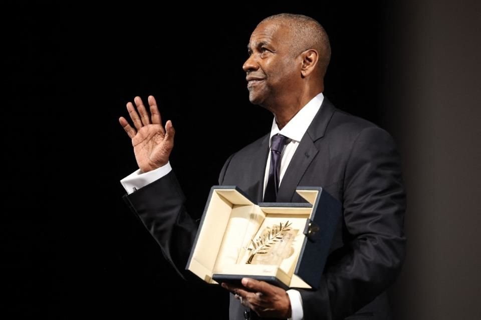 Washington fue sorprendido con una Palma de Oro Honorífica, entregada por el propio Lee.