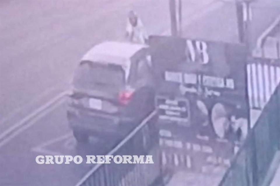 La doble ejecución de funcionarios de CDMX fue perpetrada por un solo sujeto, quien disparó al menos 12 veces a sus víctimas y huyó a pie.