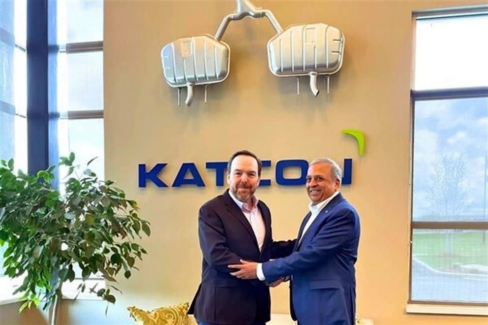Carlos Turner (izq.), CEO de Katcon, y Arvind Goel, vicepresidente de Tata AutoComp Systems.