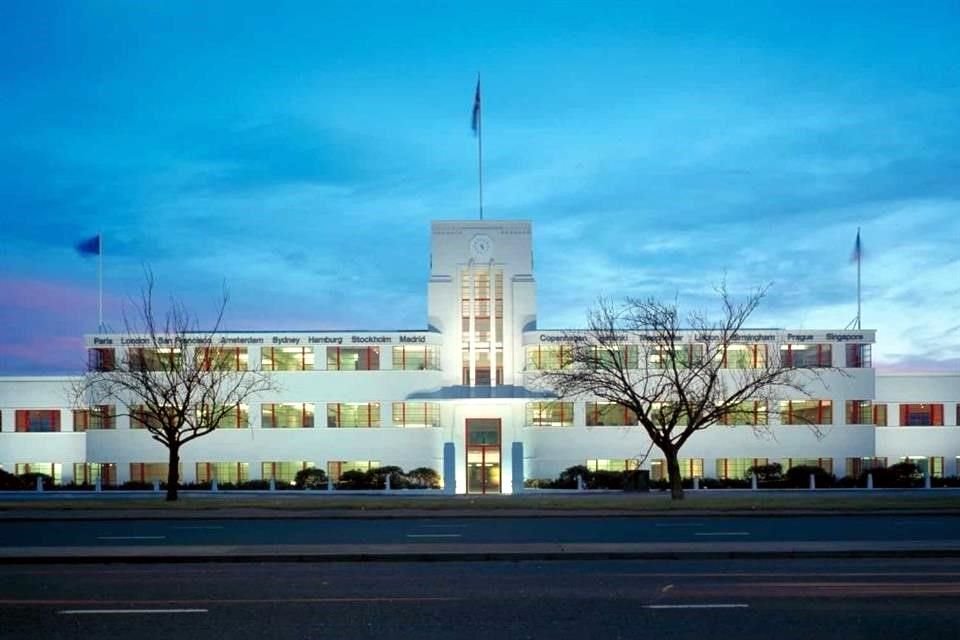 El edificio era una antigua fábrica de productos electrónicos que fue remodelada por Norman Foster.