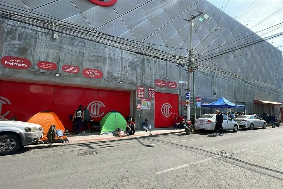 Personas acamparon afuera del Nemesio Diez,