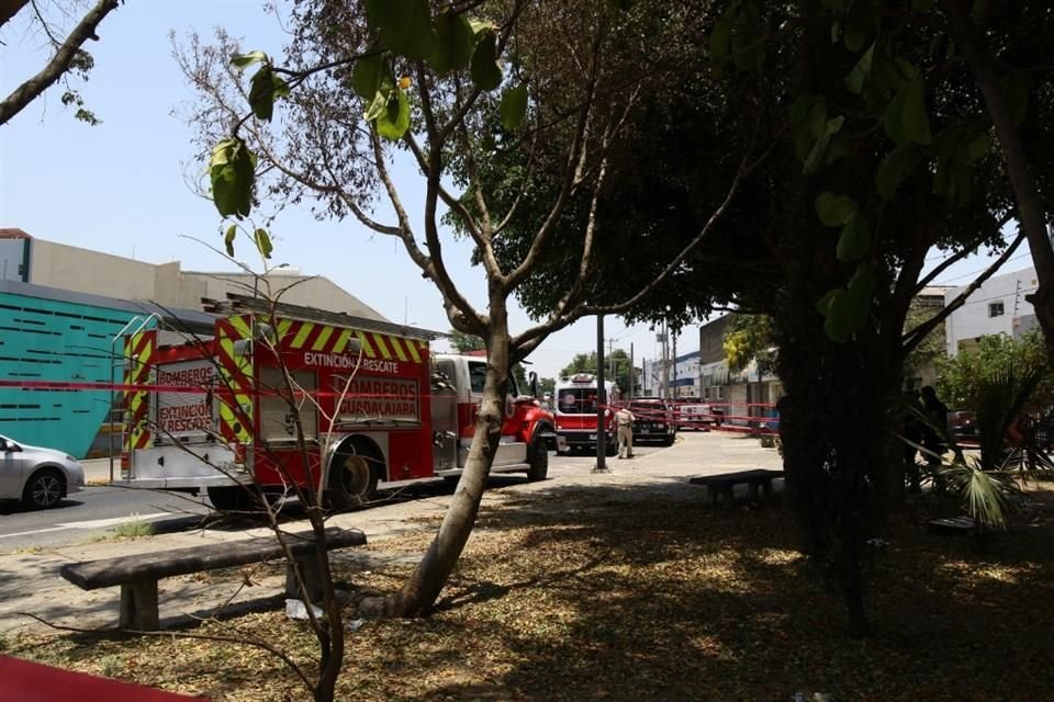 Un hombre perdió la vida en el interior de un pozo de visita donde se registró un incendio; aparentemente el deceso se debió a la inhalación de humo.