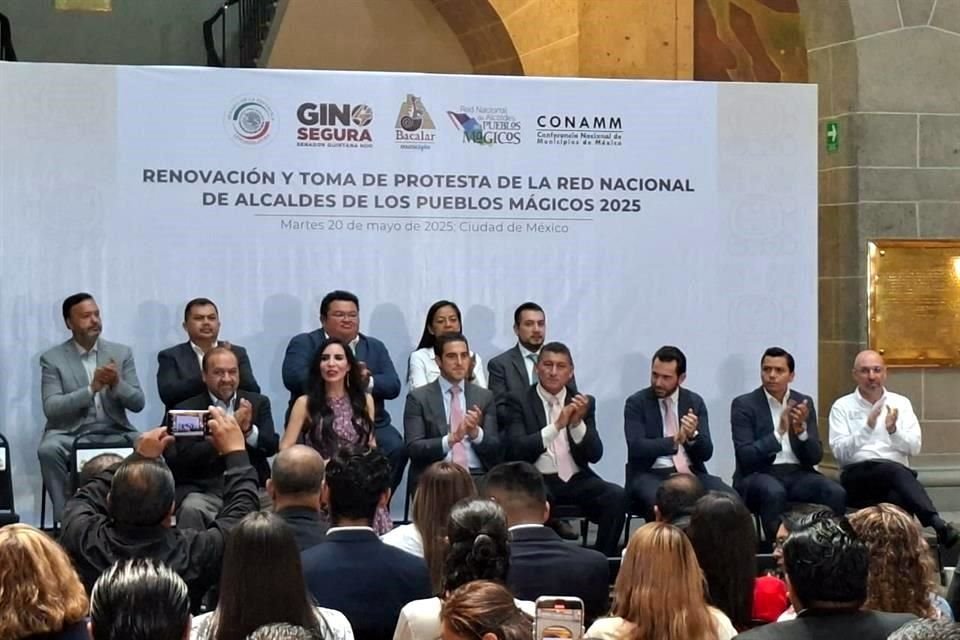 La Red Nacional de Alcaldes de los Pueblos Mágicos en la antigua sede del Senado.