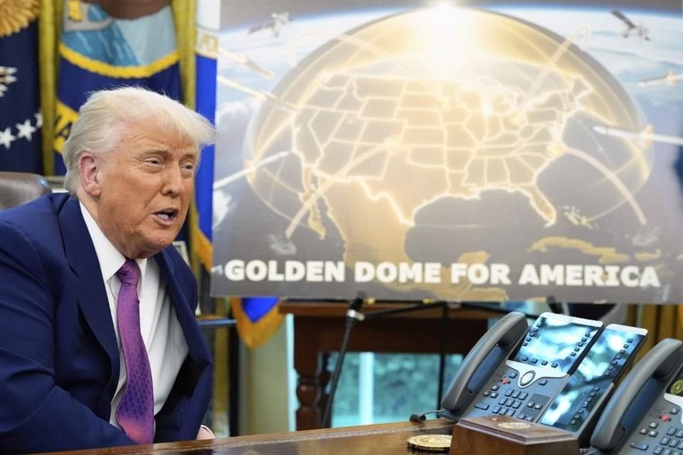 El Presidente Donald Trump habla con la prensa en la Oficina Oval, el 20 de mayo del 2025.