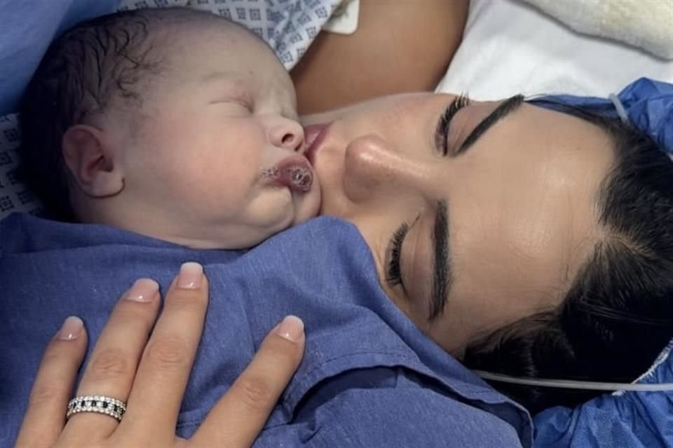 La ex Miss Universo Ximena Navarrete y su esposo, el empresario y político Juan Carlos Valladares, recibieron este martes a su tercer hijo.