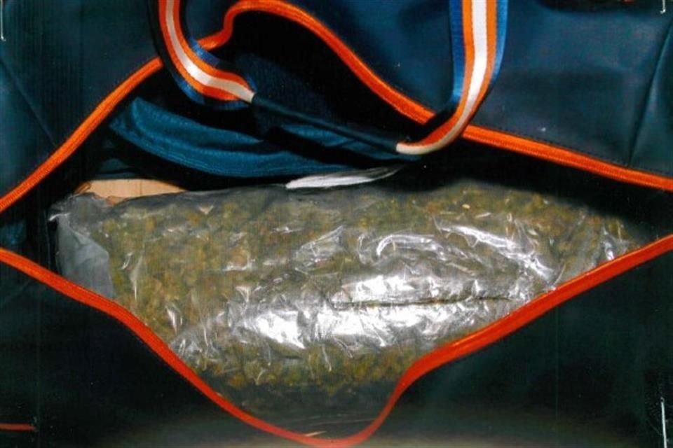 Autoridades federales detuvieron a un hombre después de ser descubierto con 9 kilos de mariguana en su equipaje, en el Aeropuerto de GDL.
