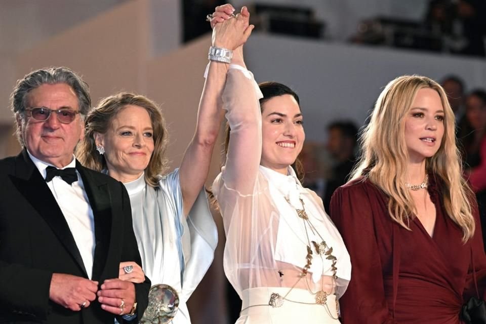 Jodie Foster abrazó a la directora Rebecca Zlotowski en el Festival de Cannes, tras la ovación de pie de ocho minutos que recibió 'Vie Privée', su más reciente película.