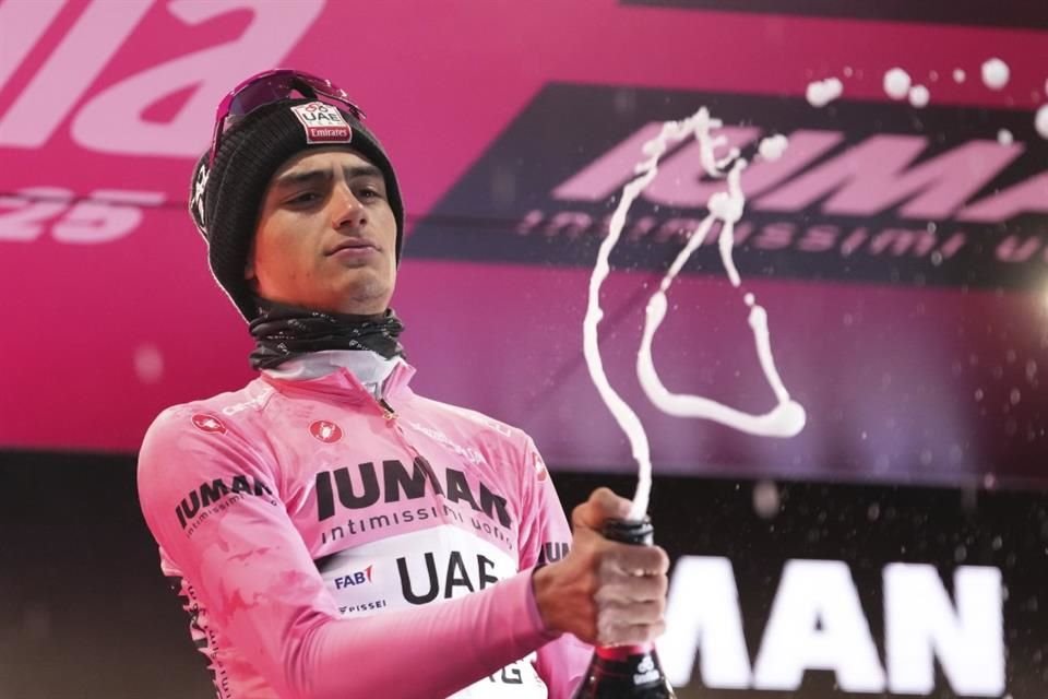 Isaac del Toro es el primer mexicano en vestir la 'maglia rosa' del Giro de Italia.