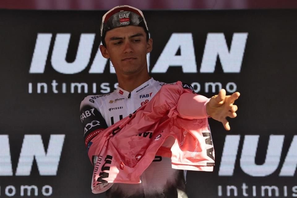 El momento exacto de vestir el jersey de líder.