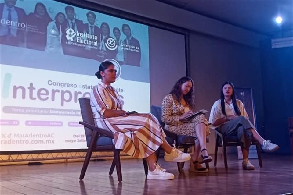 Estudiantes de preparatoria del AMG participan en el Congreso Estatal de Debate, coorganizado por el IEPC.
