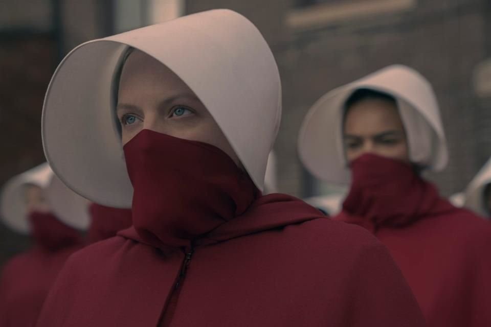 Una nueva versión regrabada de 'Look What You Made Me Do', de Taylor Swift, sorprendió a los fans de la serie 'El Cuento de la Criada'.